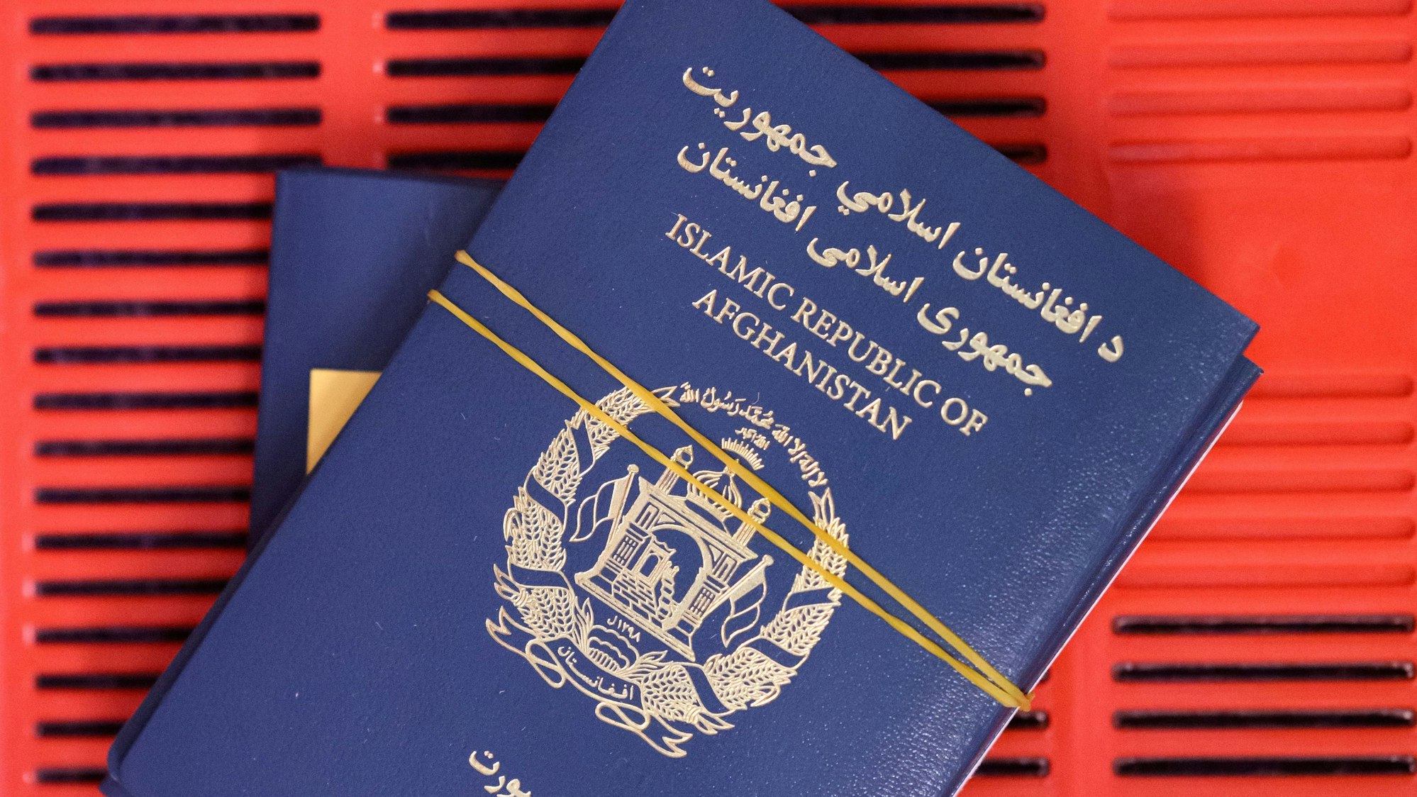 Afghanische Reisepässe liegen zur weiteren Bearbeitung in Körben in einem Büro der deutschen Botschaft.