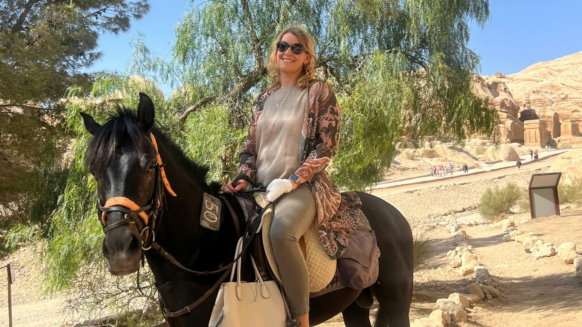 „Krasses Freiheitsgefühl“: Julia Komp auf dem Rücken eines Pferdes beim Ausritt rund um die Felsenstadt Petra (rechts) in Jordanien.
