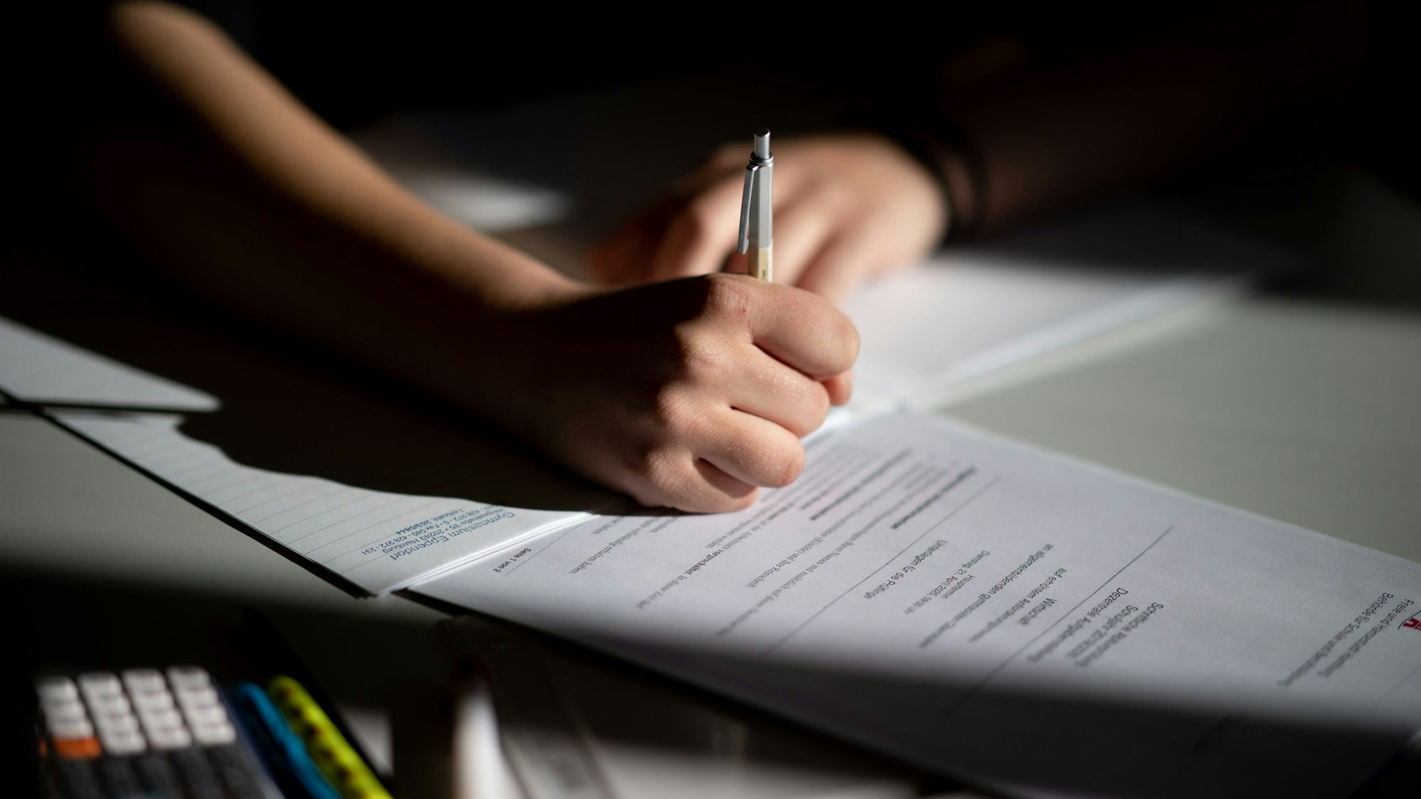 Ein Schüler der 12. Klasse des Gymnasiums Eppendorf sitzt in einem Klassenraum, und bereitet sich auf die Abiturprüfung im Fach Wirtschaft vor.