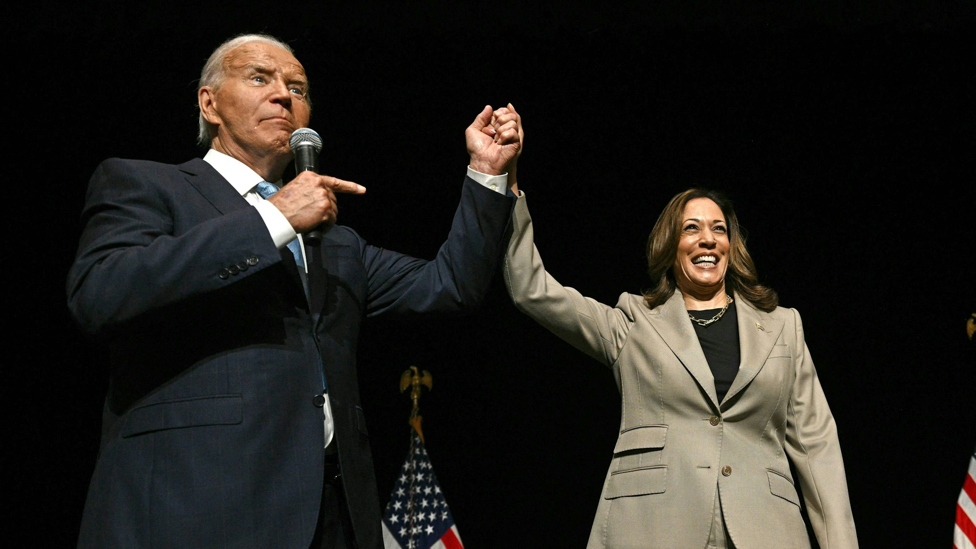 US-Präsident Joe Biden zeigt auf Vizepräsidentin Kamala Harris
