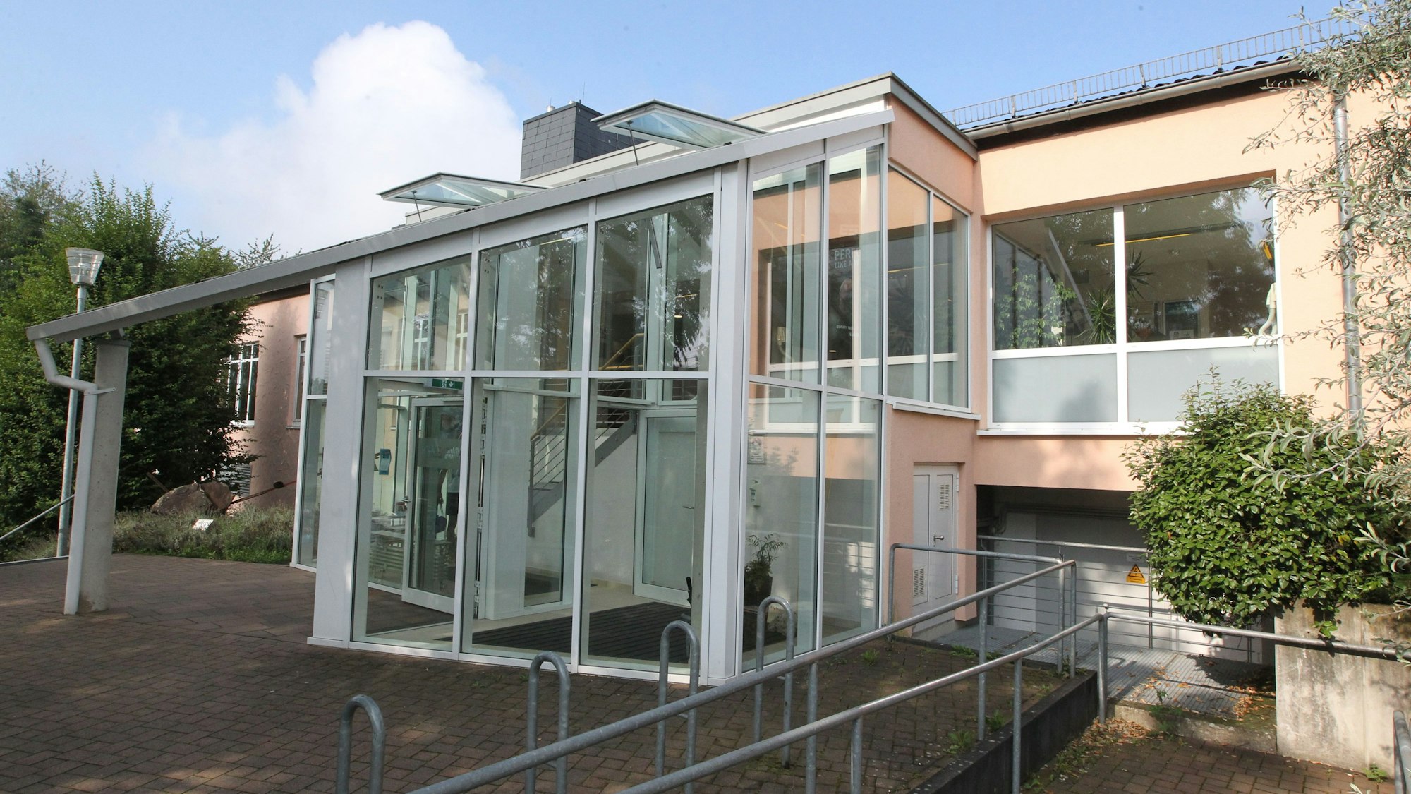 Der gläserne Haupteingang der Aquarena in Neunkirchen-Seelscheid.