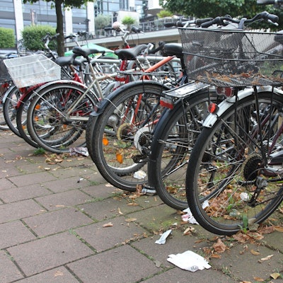 Dreck, Unkraut an Fahrradständern