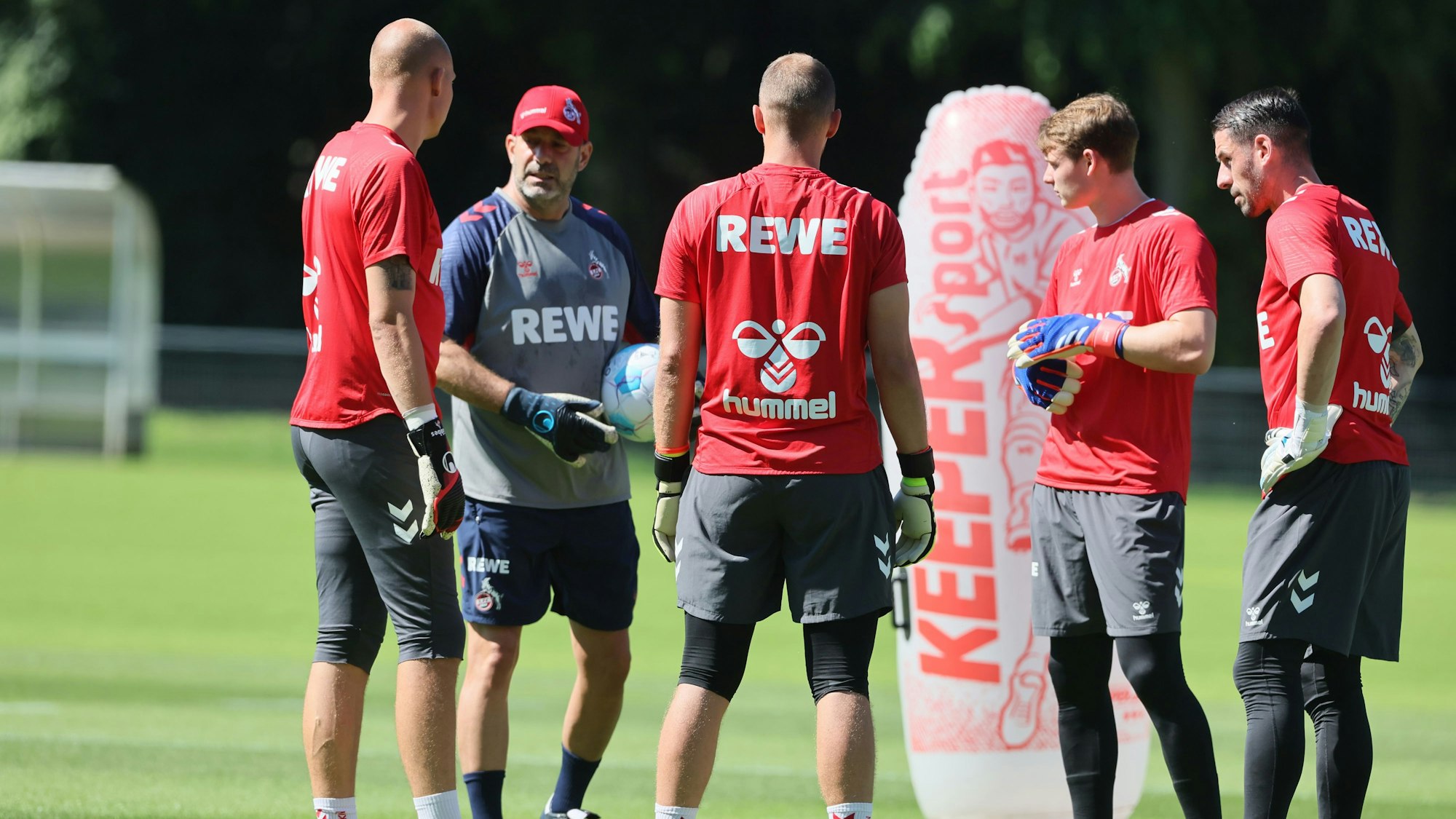 1. FC Köln, Training, von links: Matthias Köbbing, Peter Greiber, Marvin Schwäbe, Jonas Urbig, Philipp Pentke (1. FC Köln), 25.06.2024, Bild: Herbert Bucco