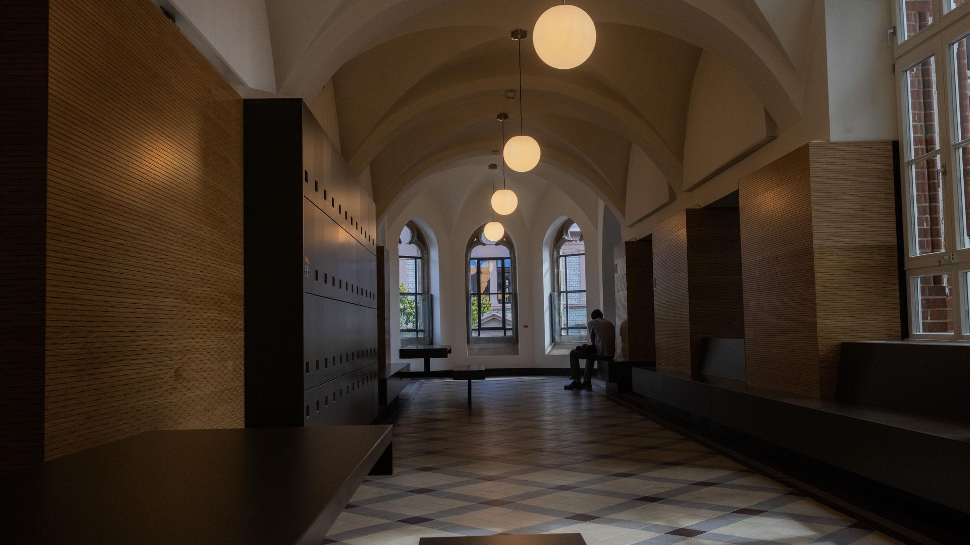 Historischer Flur mit minimalistischen neuen Elementen.