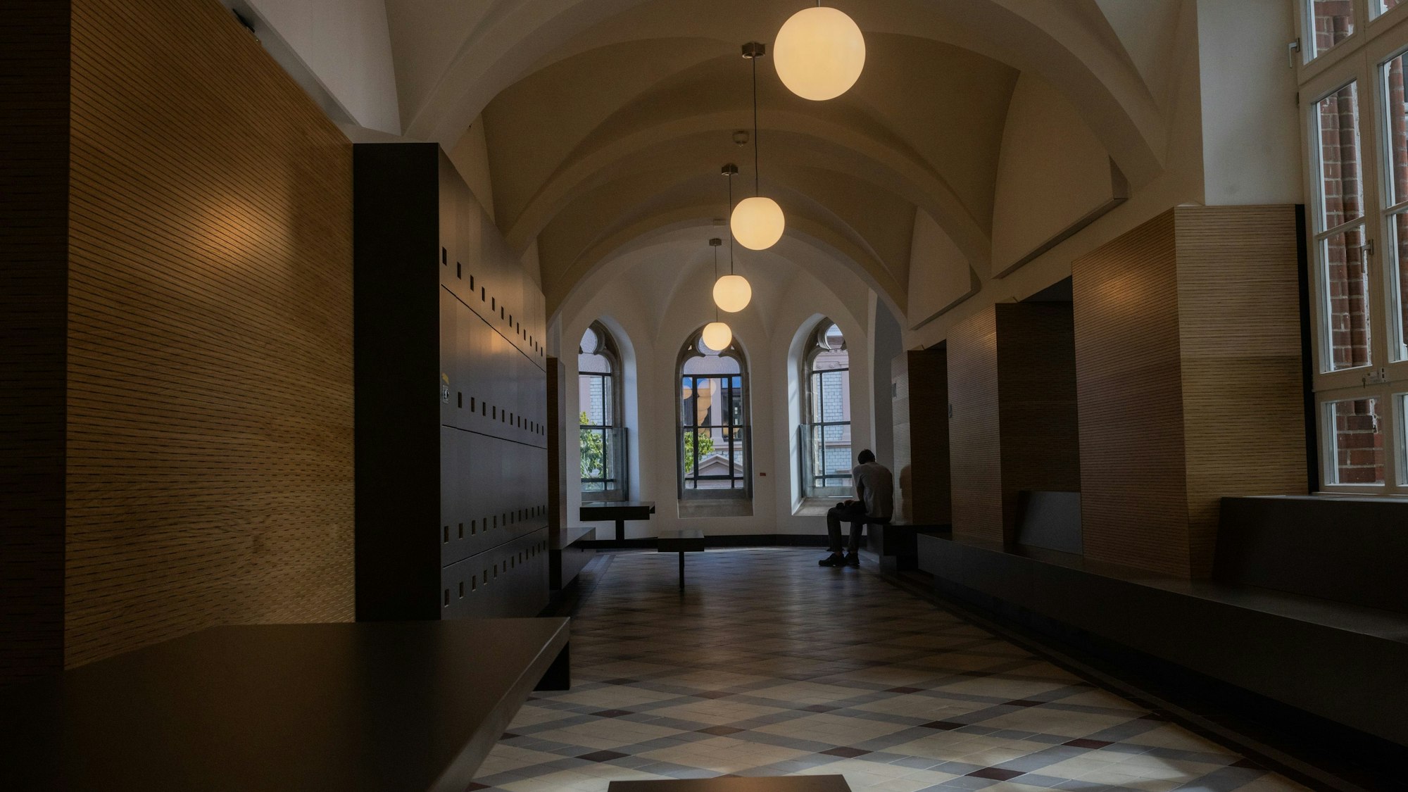 Historischer Flur mit minimalistischen neuen Elementen.