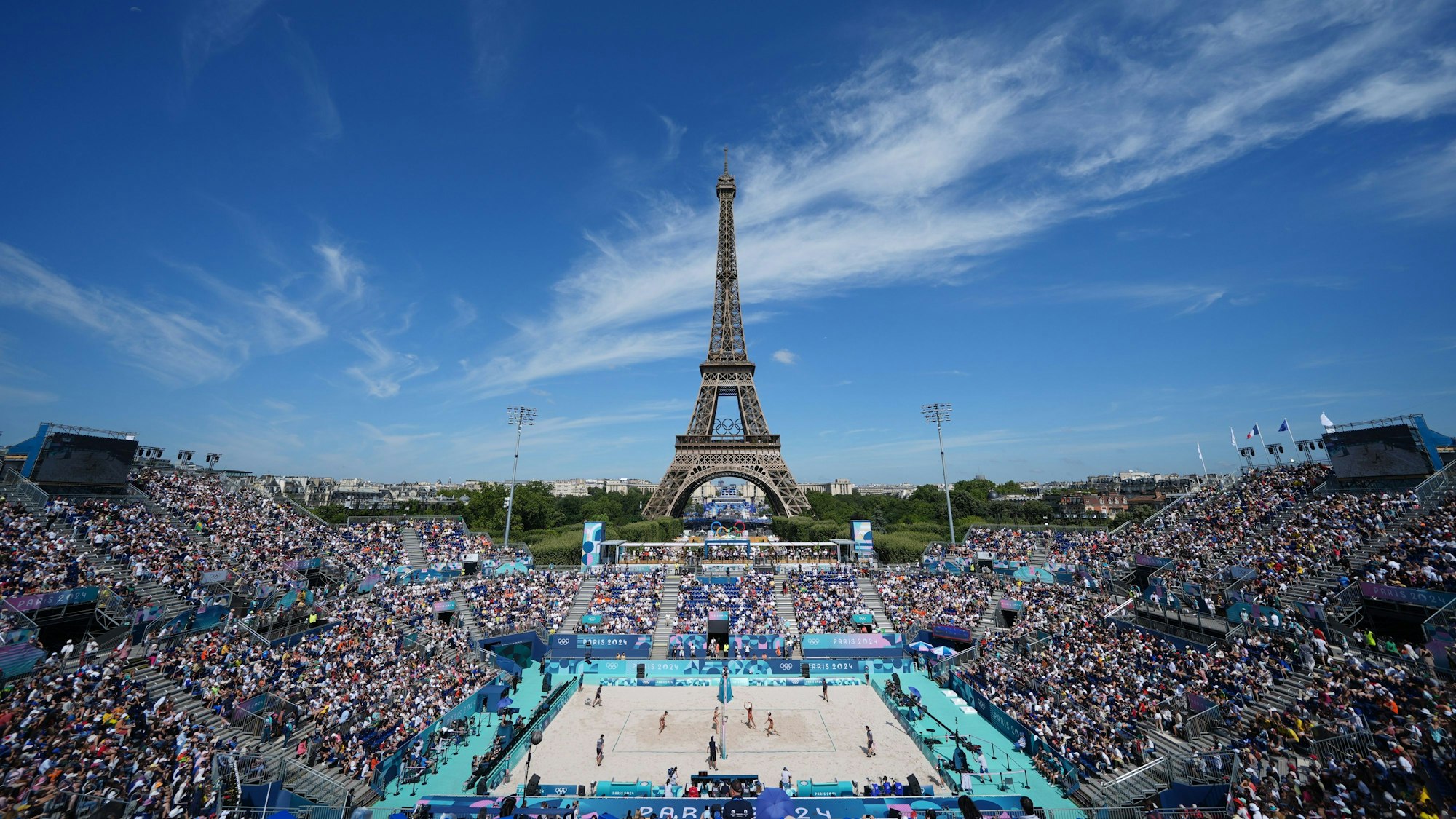 Bachvolleyball wurde bei den Olympischen SPielen in Paris in unmittelbarer Nähe des Eiffelturms gespielt.++