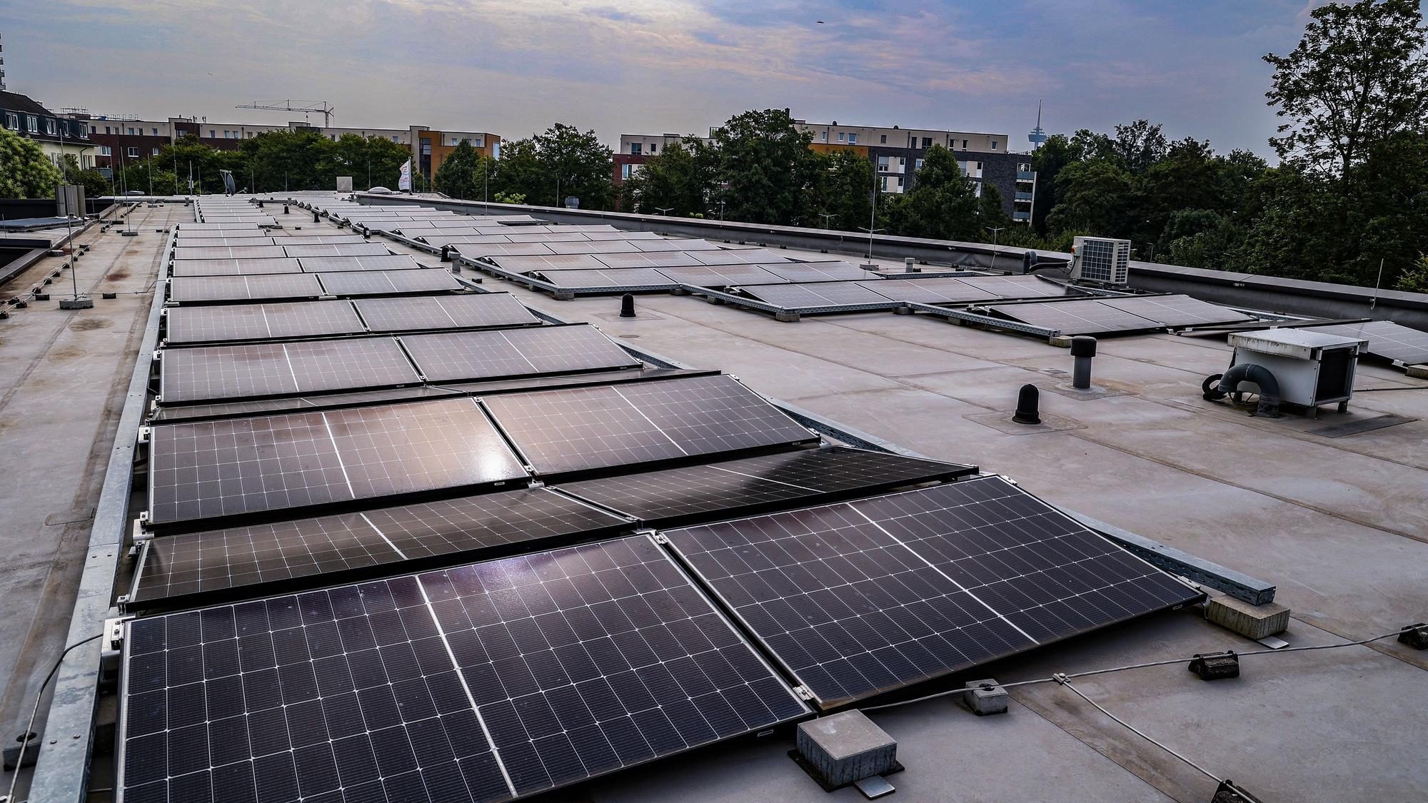 Neue Photovoltaik-Aufdachanlage auf dem Kombinat Ossendorf an der Äußeren Kanalstraße