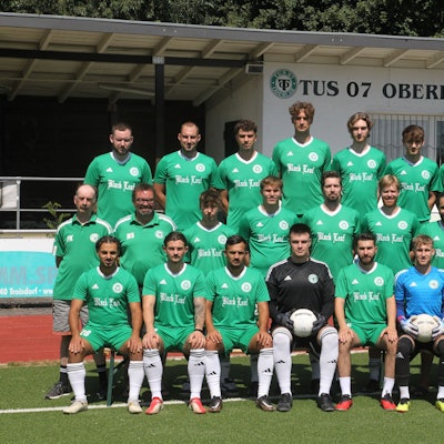 Geschäftsführer Fabian Gollub (oben, von links), Kevin Kotala, Johannes Rieke, Martin Rieke, Marc Siebertz, Florian Bürger, Ibrahim Omeirat, Marcel Switalla, Tom Raßbach, Betreuer Frank Kirchgässer, 2. Kassierer Markus Schmitz, Pascal Reinartz, Jonas Milhan, Robin Quadvlieg, Hannes Teffner, Mehmet Öcal, Adrian Junker, Co-Trainer Robert Streuf, Trainer Timo Leo, Nabil Bergmann (unten, von links), Lars Morrn, Artjom Scherf, Lukas Hess, Ibrahim Ücok, Dominik Stibing, Christoph Roller, Jan-Luca Henseler und Manuel Alves vom TuS Oberlar.