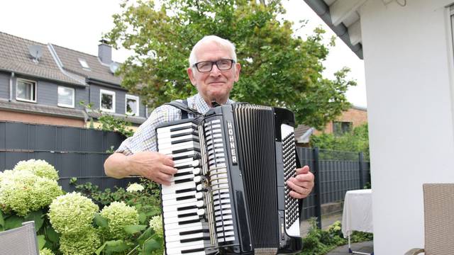 Das Bild zeigt Eduard Mahlke mit seinem Akkordeon.