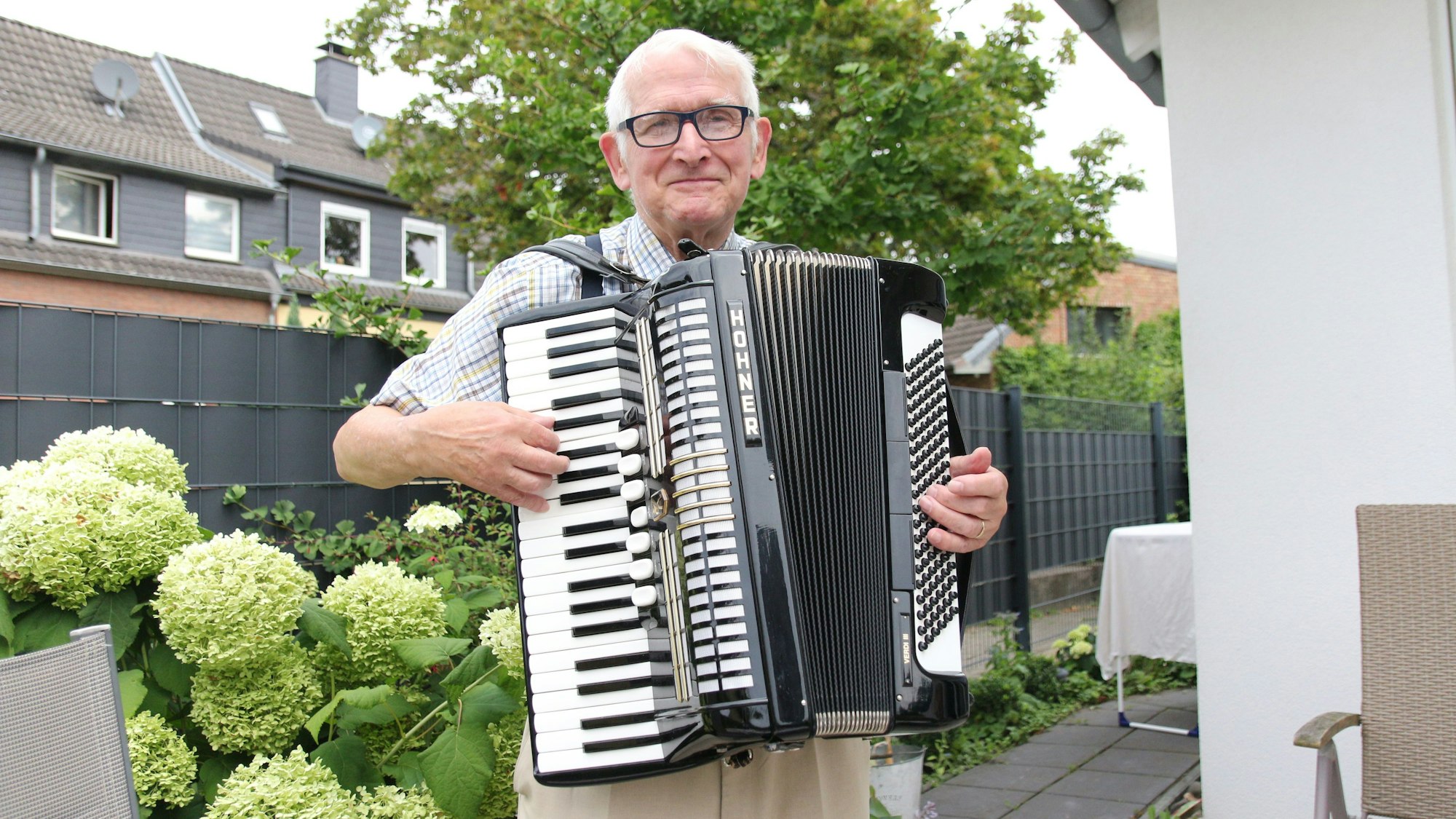 Das Bild zeigt Eduard Mahlke mit seinem Akkordeon.