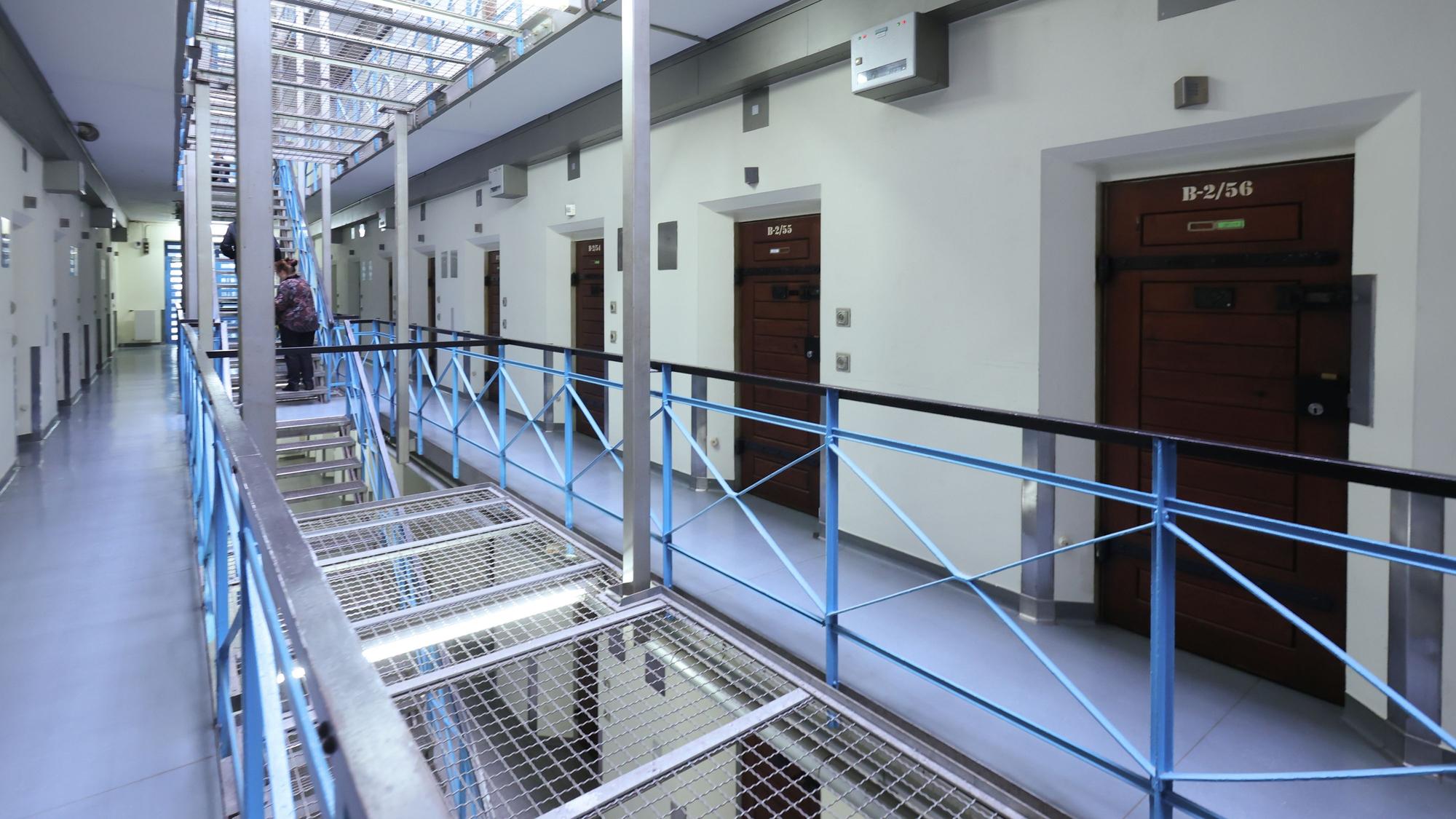 Ein Gang in der Justizvollzugsanstalt Rheinbach.