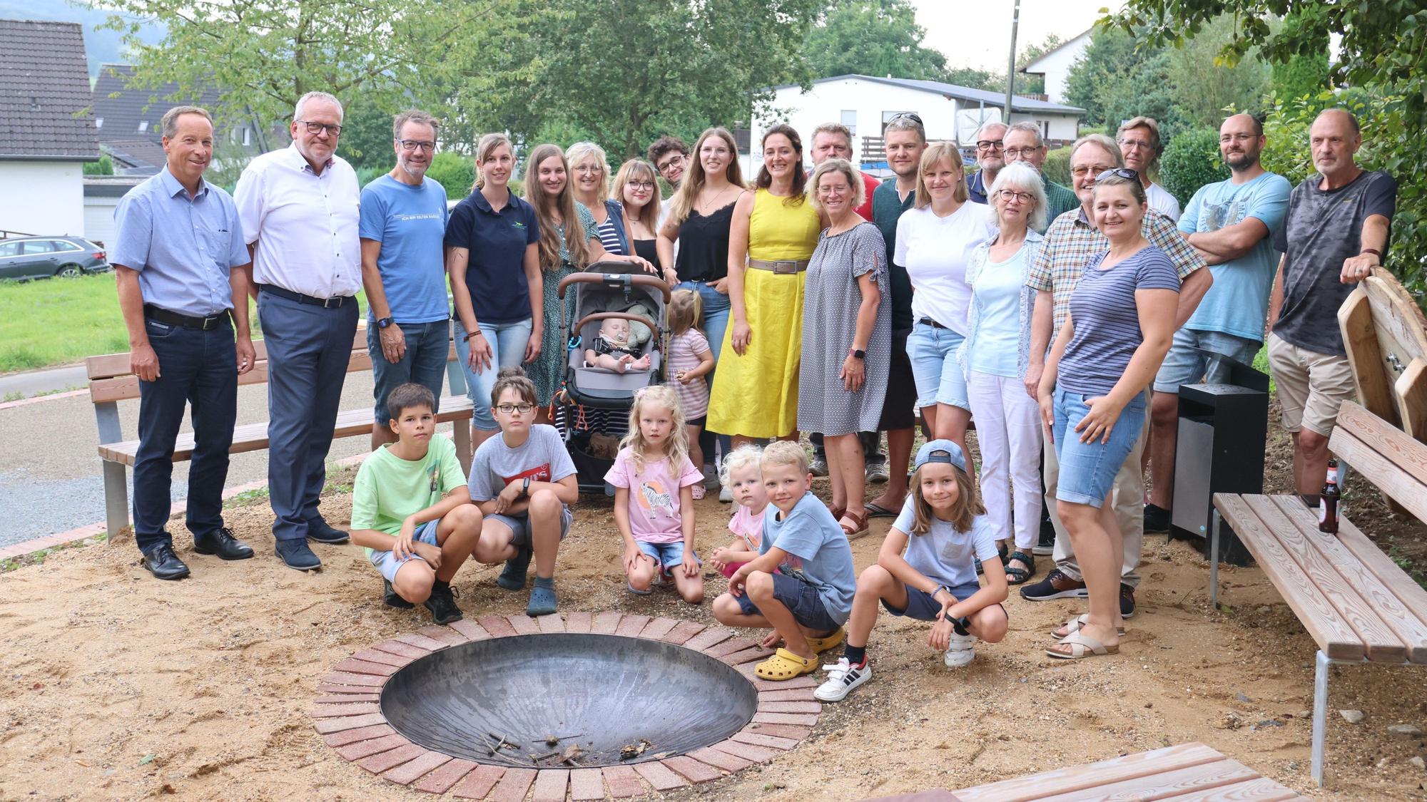 Eine große Gruppe auf dem neuen Platz.