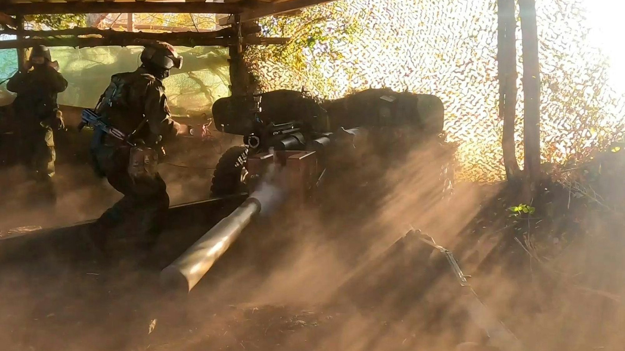 Kursk: Ein russischer Soldat feuert ein Rapira-Panzerabwehrgeschütz ab. (Symbolbild)