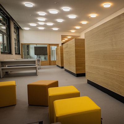 Eine Sitzlandschaft in einer Schule.