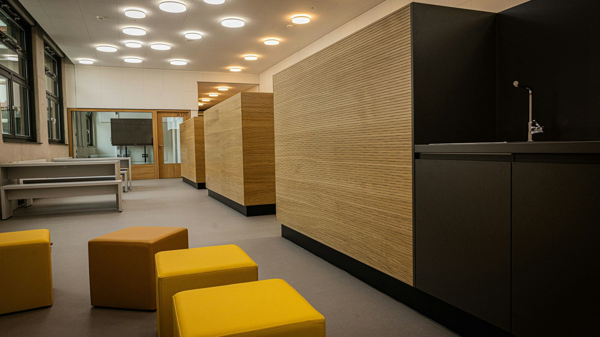 Eine Sitzlandschaft in einer Schule.