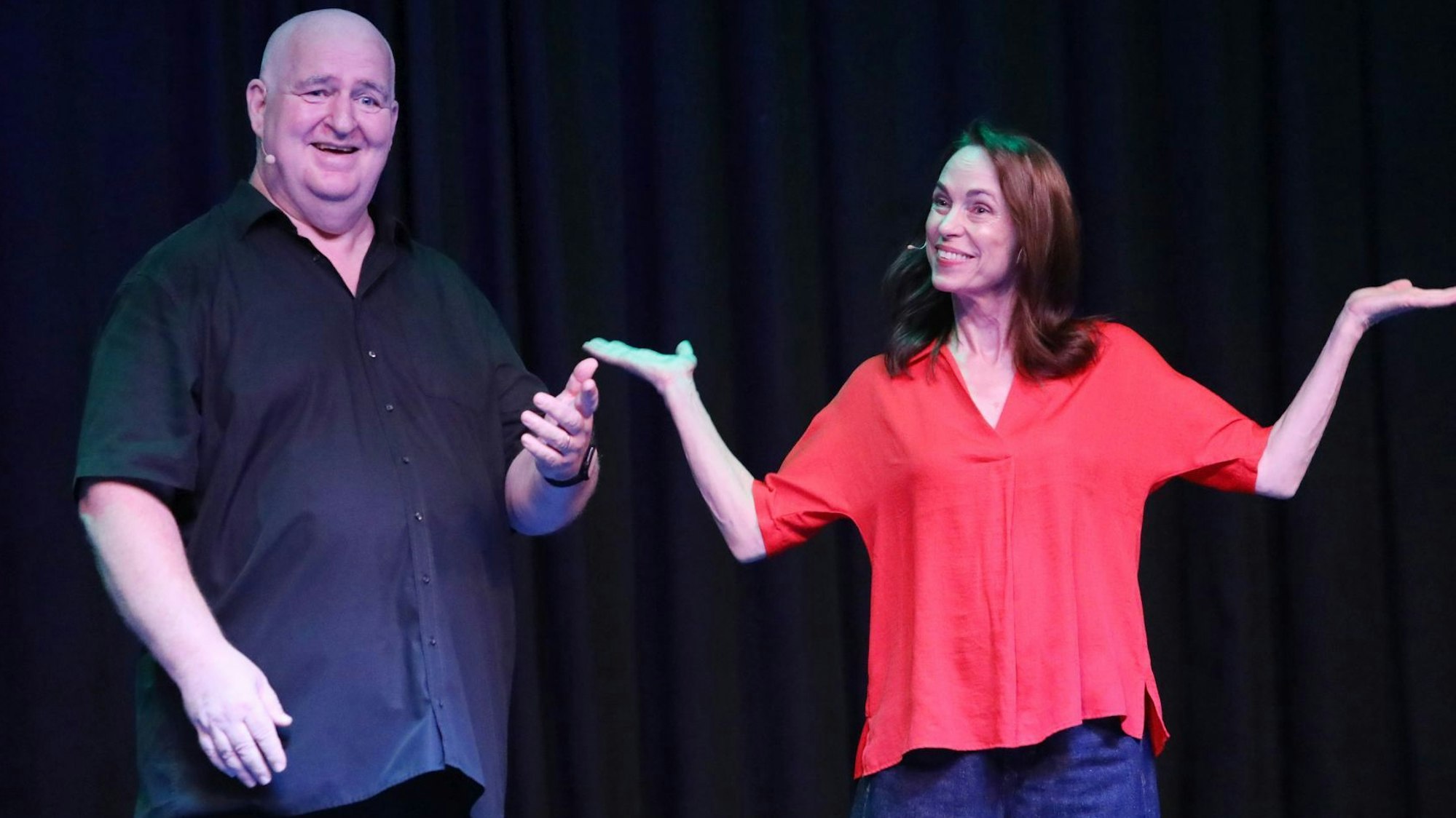 Ein Mann und eine Frau auf einer Bühne.