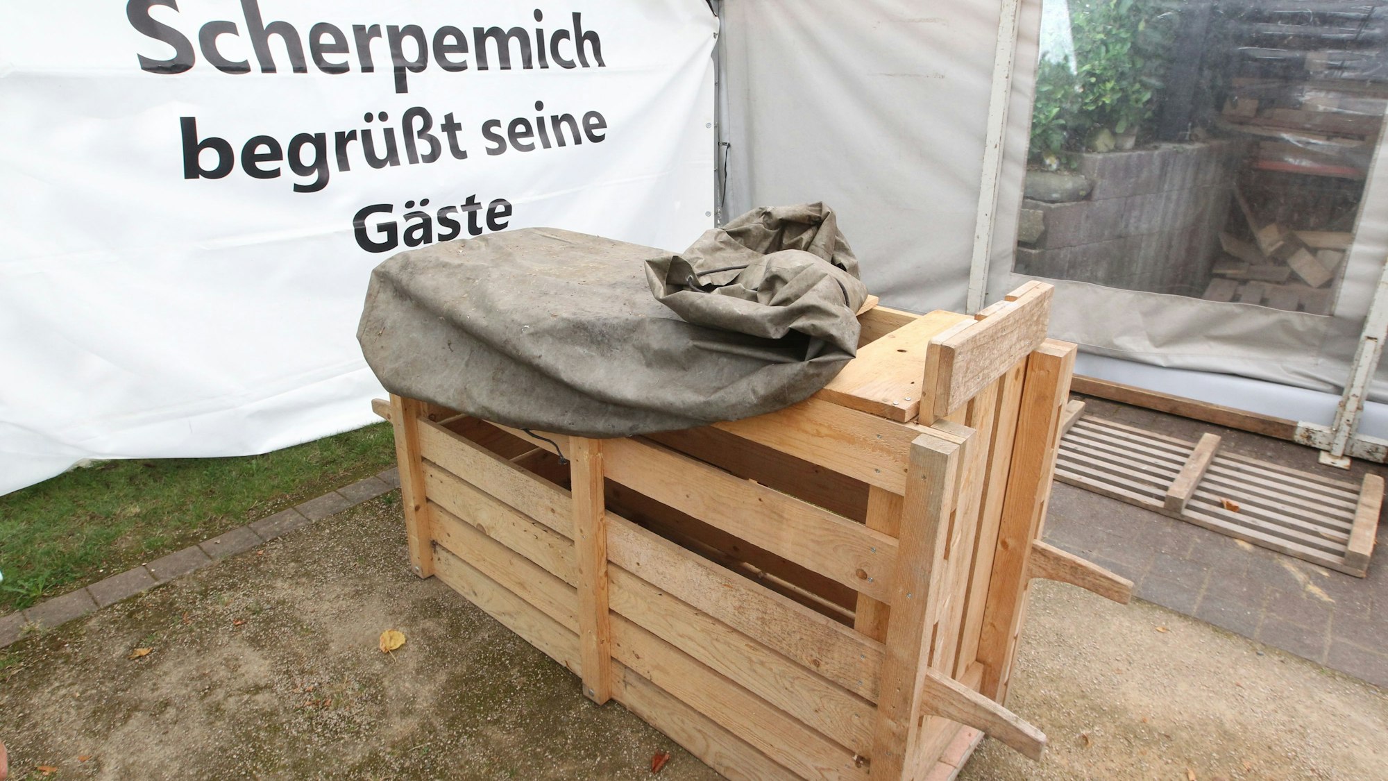 Scherpemich begrüßt seine Gäste. Vorn die Schweinekiste für das Schweinekisten-Rennen.