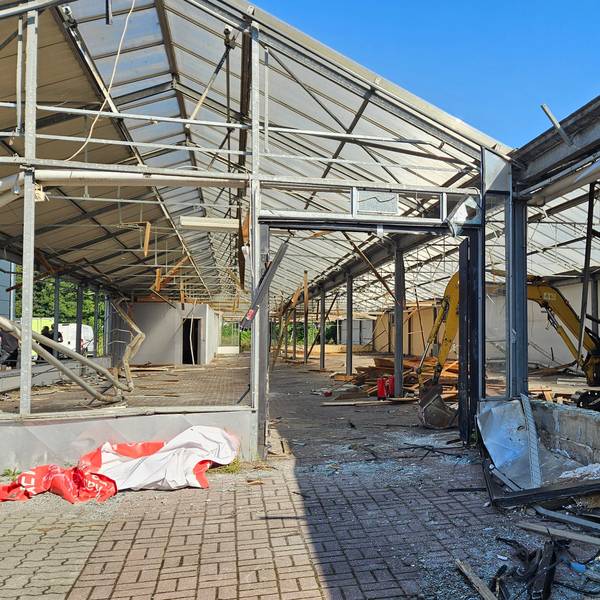 Ein früheres Gartencenter wird abgebrochen.