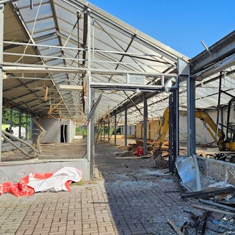 Ein früheres Gartencenter wird abgebrochen.