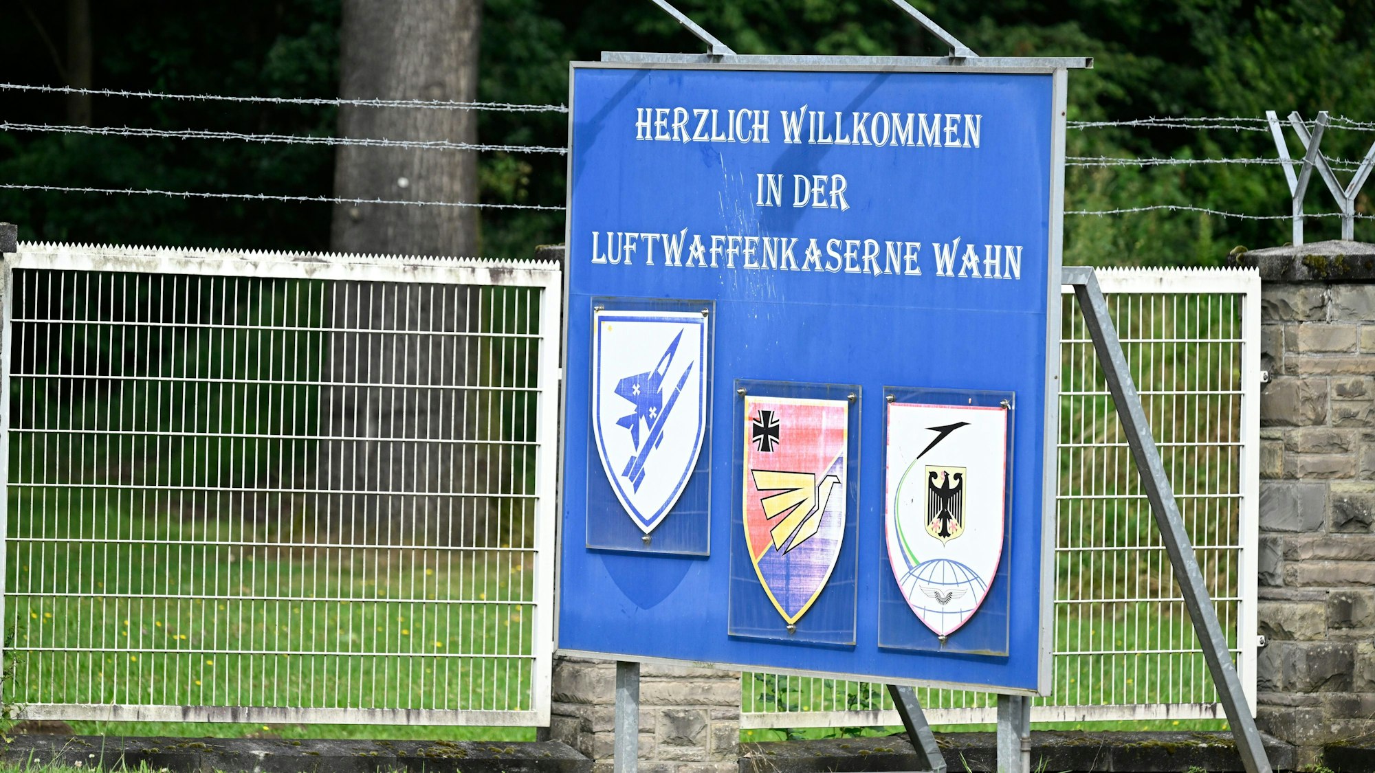 Köln: Ein Schild steht am Eingang zur Luftwaffenkaserne in Wahn.