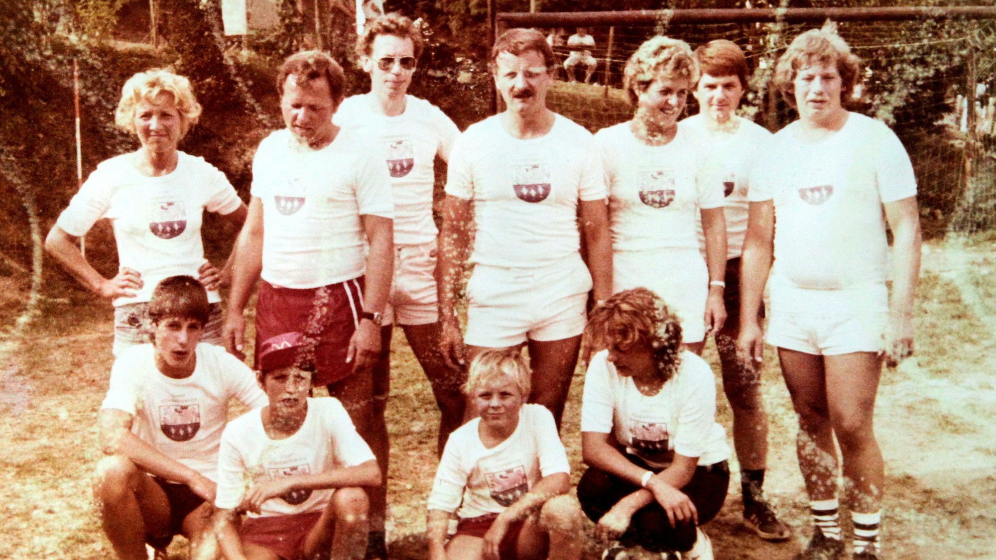 Die Mannschaft aus Scherpemich, die damals 1983 bei der ersten Austragung an den Start ging. Josef Herchenbach (oben, Vierter von links) war Mit-Initiator.