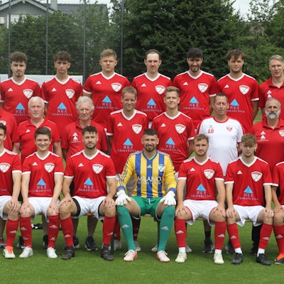 Miguel Zentara Bajo (oben, von links), Nicolas Pentazidis, Til Bohnau, Lucas Relvas Galveia, Lukas Himmrich, Leon Remmel, Geschäftsführer Jürgen Mohr, Beisitzer Michael Hauck (Mitte, von links), 1. Vorsitzender Richard Preuhs, Beisitzer Klaus Jubelius, Peter Schyns, Henrik Schyns, Co-Trainer Alex Barthel, Trainer Kosta Pentazidis, Tim Schellenbach (unten, von links), Julian Fuhrmann, Niklas Hundenborn, Kevin Knedler, Nico Görsch, Nick Thoß und Yusuf Kilicaslan vom TSV Wolsdorf.