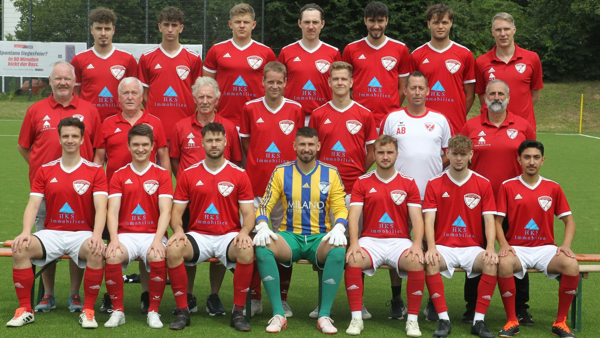 Miguel Zentara Bajo (oben, von links), Nicolas Pentazidis, Til Bohnau, Lucas Relvas Galveia, Lukas Himmrich, Leon Remmel, Geschäftsführer Jürgen Mohr, Beisitzer Michael Hauck (Mitte, von links), 1. Vorsitzender Richard Preuhs, Beisitzer Klaus Jubelius, Peter Schyns, Henrik Schyns, Co-Trainer Alex Barthel, Trainer Kosta Pentazidis, Tim Schellenbach (unten, von links), Julian Fuhrmann, Niklas Hundenborn, Kevin Knedler, Nico Görsch, Nick Thoß und Yusuf Kilicaslan vom TSV Wolsdorf.