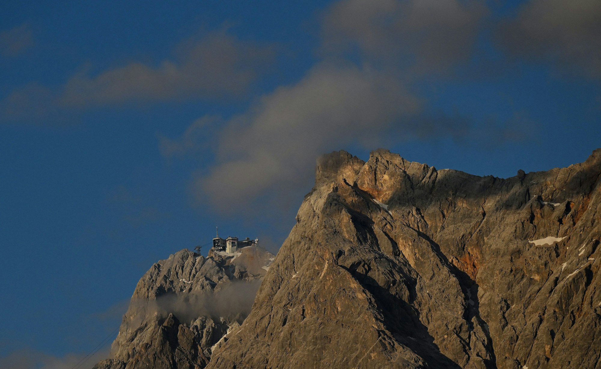 Der Gipfel der Zugspitze von Tiroler Seite aus gesehen. (Archivbild)
