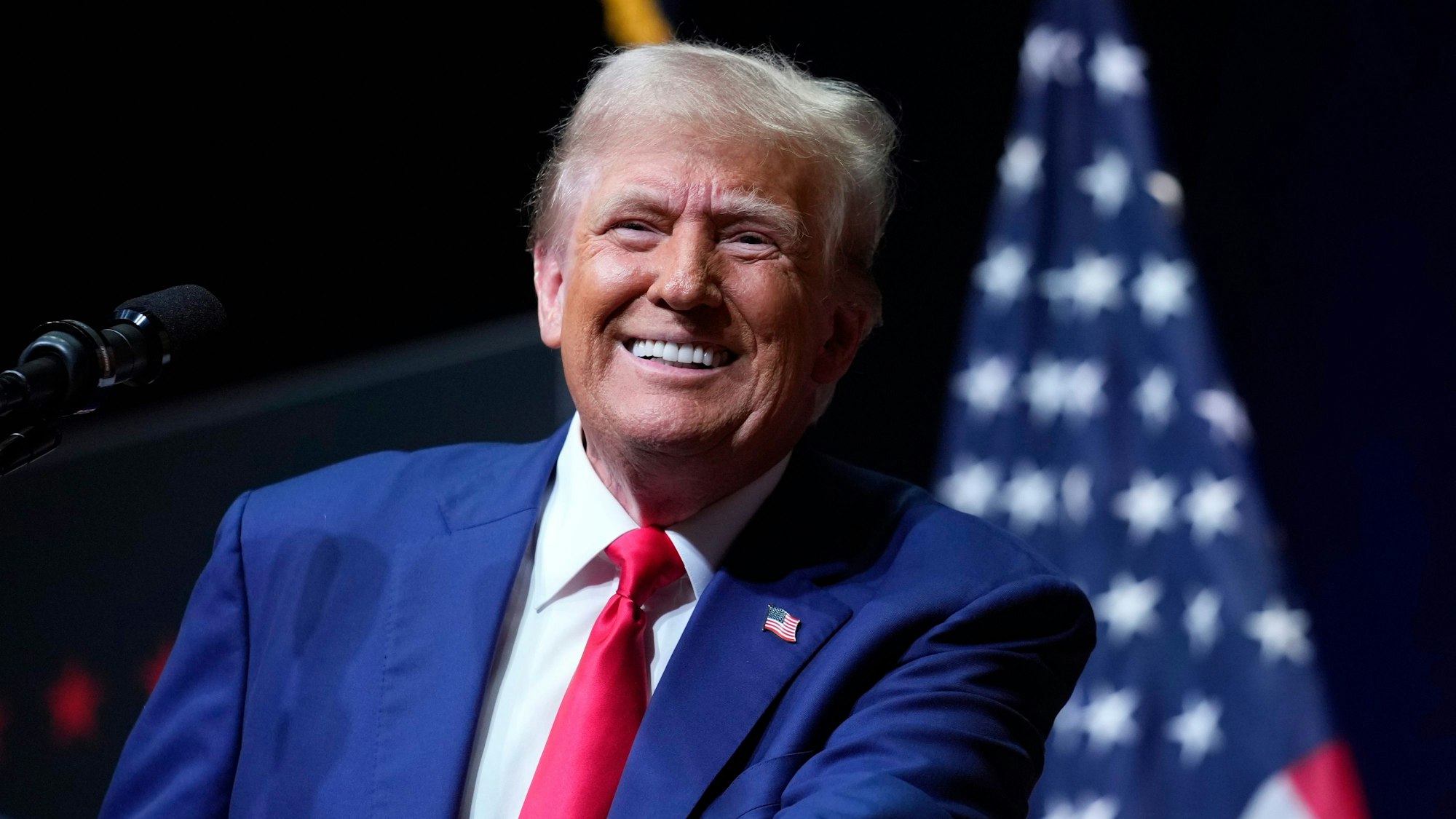 Donald Trump ist im Wahlkampf angesichts guter Umfragewerte für Kamala Harris unter Druck geraten.