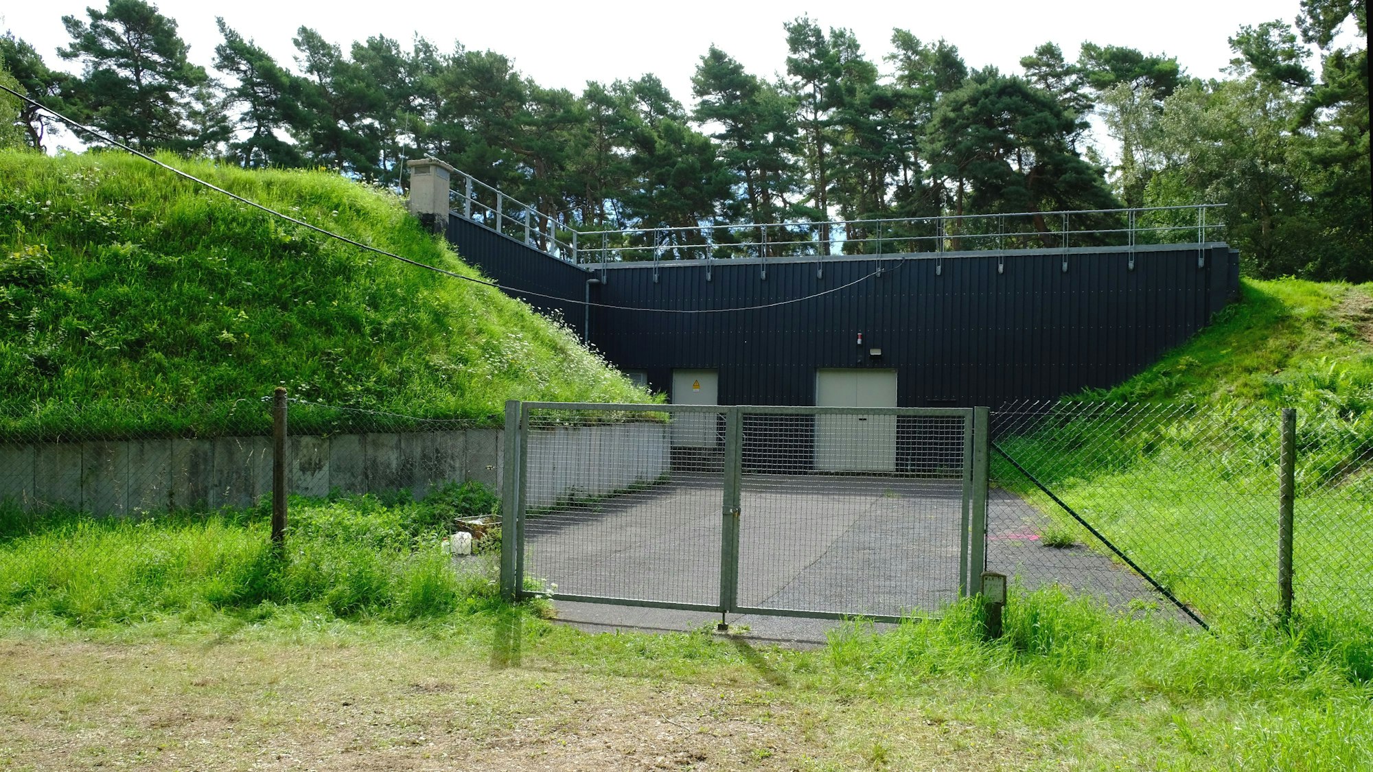 Hinter einem Zaun befindet sich ein Hochbehälter, der Teile der Stadt Mechernich und die Bundeswehr mit Trinkwasser versorgt.