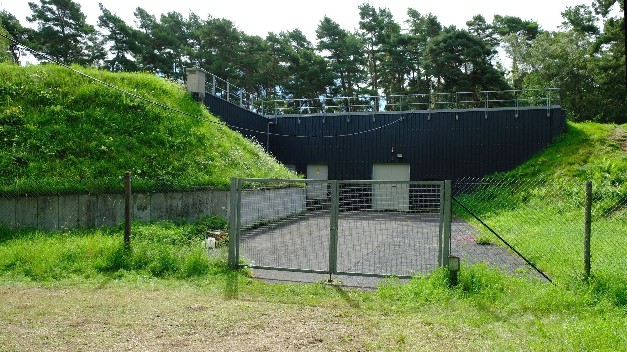 Der Trinkwasser-Hochbehälter der Stadt Mechernich liegt in einem Waldgebiet nahe der Bleiberg-Kaserne.
