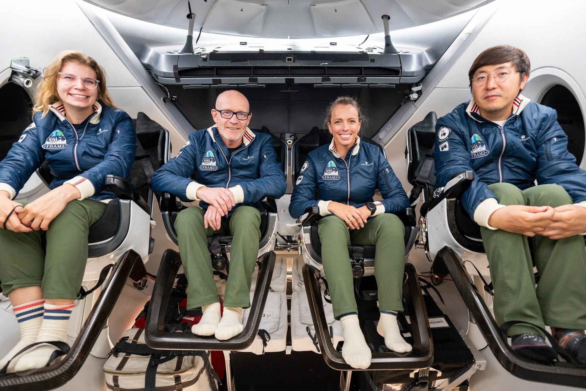 Dieses Handout zeigt die SpaceX-Crew für die Ende 2024 geplante Mission „Fram2“ wie sie in den USA trainiert. Die vorgesehenen Raumfahrer Rabea Rogge (l-r), Eric Philips, Jannicke Mikkelsen und Chun Wang üben in einer ·Dragon·-Kapsel von SpaceX.