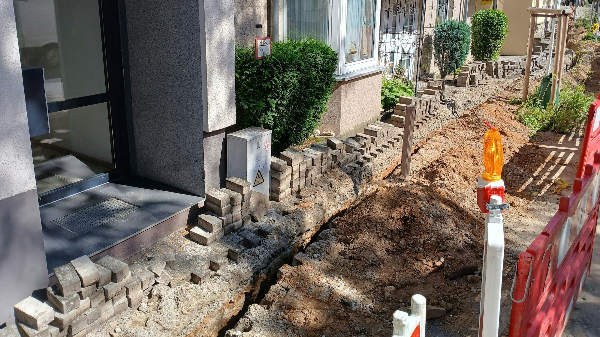 Baustelle für Glasfaserkabel vor einem Wohnhaus