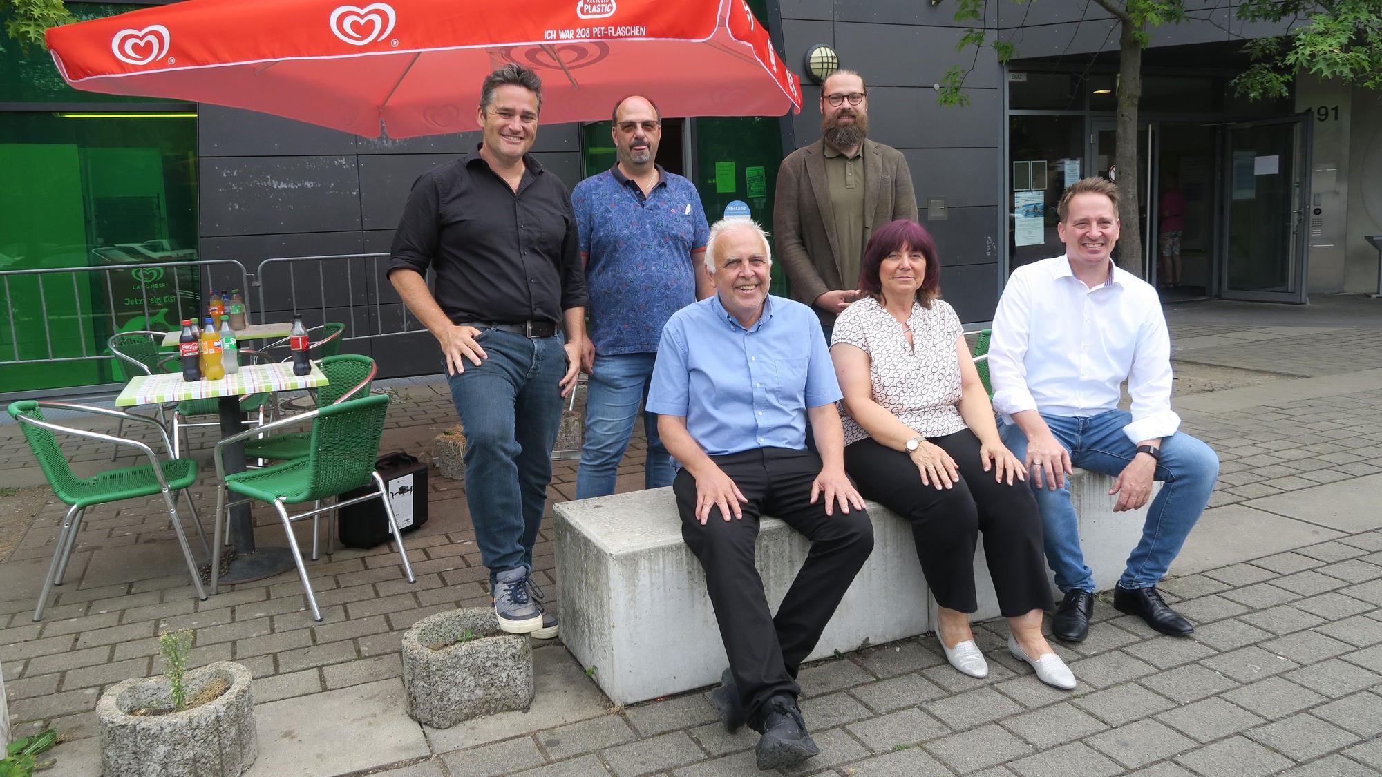Bei der offiziellen Inbetriebnahme vor dem Ossendorfbad: (stehend v. l.): Bezirksbürgermeister Volker Spelthann, Winfried Janus, Christian Wetter (Gebäudemanagement Kölnbäder), (sitzend v. l.): Ralf Klemm, Claudia Heckmann, Markus Sterzl (Geschäftsführer Kölnbäder).