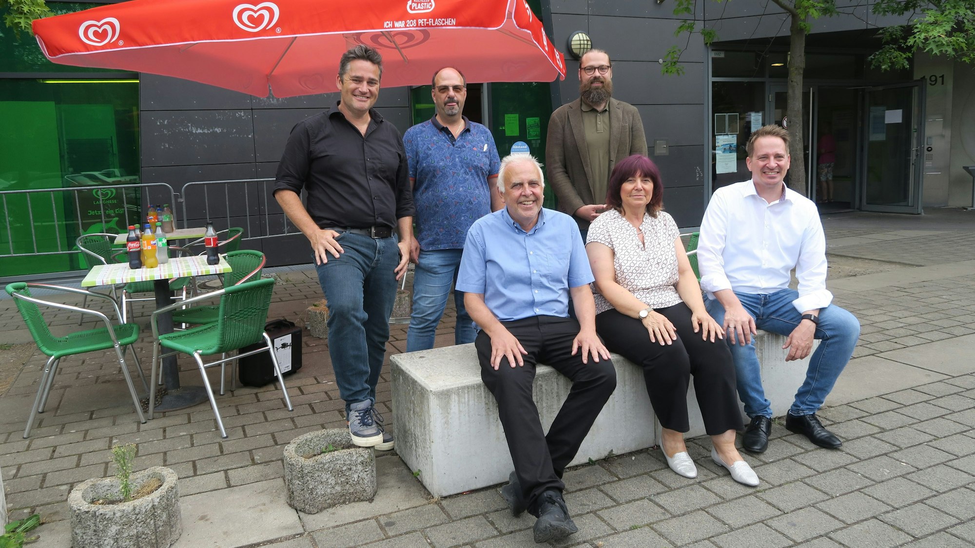 Bei der offiziellen Inbetriebnahme vor dem Ossendorfbad: (stehend v. l.): Bezirksbürgermeister Volker Spelthann, Winfried Janus, Christian Wetter (Gebäudemanagement Kölnbäder), (sitzend v. l.): Ralf Klemm, Claudia Heckmann, Markus Sterzl (Geschäftsführer Kölnbäder).