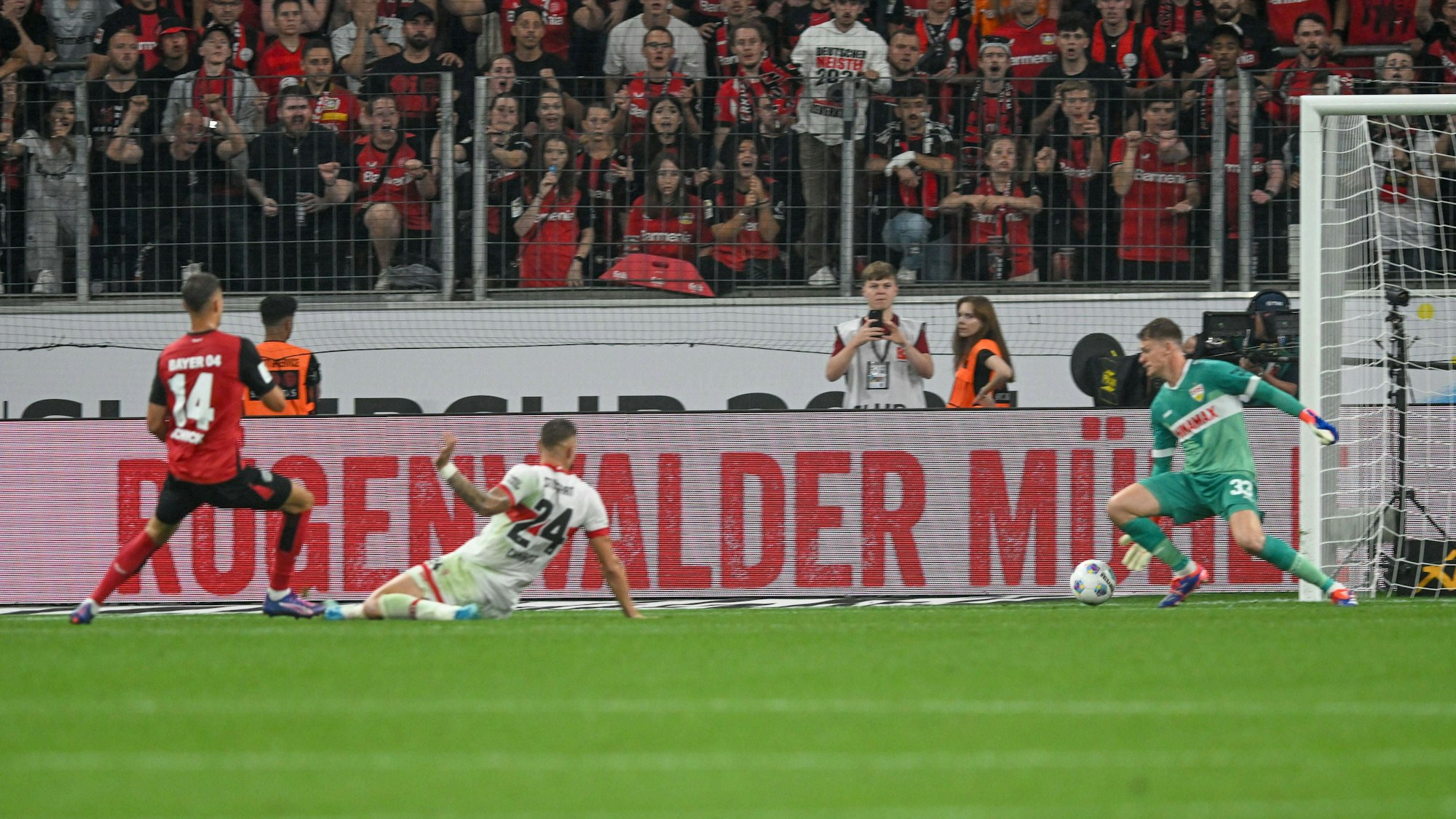 Patrick Schick Leverkusen 14 erzielt das Tor zum 2:2.