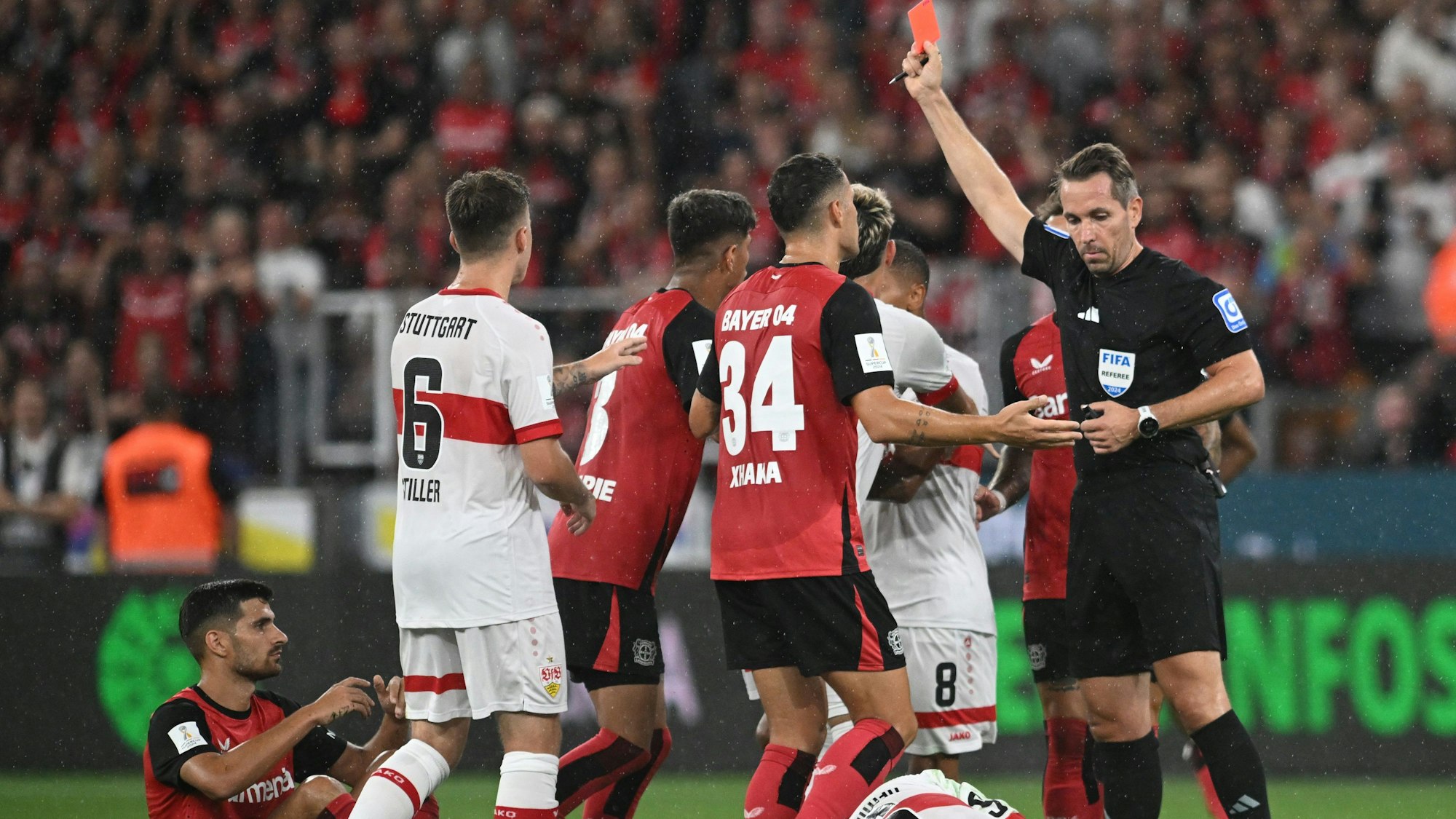 DFL-Supercup, Finale, Bayer Leverkusen - VfB Stuttgart, BayArena: Schiedsrichter Tobias Stieler gibt eine Rote Karte an Leverkusens Martin Terrier (l).
