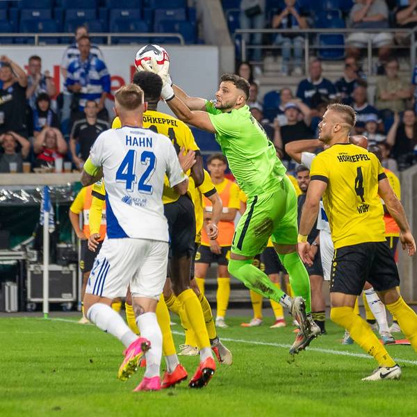 Zu sehen ist eine Spielszene nach einem Eckstoß im Fußball.
