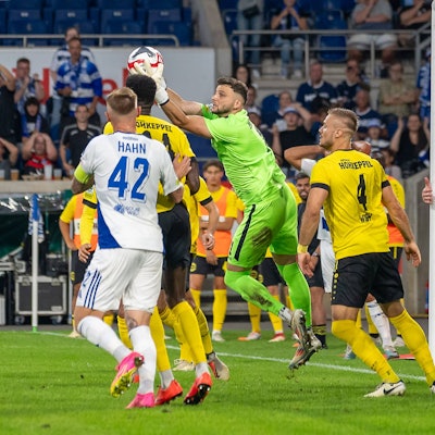 Zu sehen ist eine Spielszene nach einem Eckstoß im Fußball.