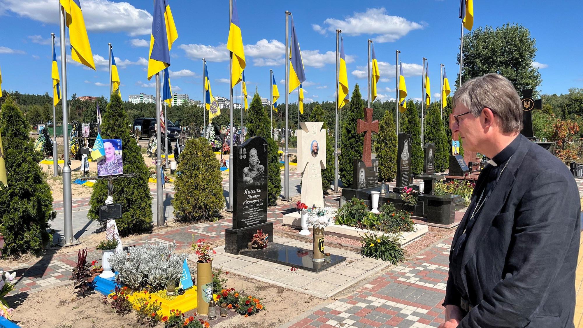 Der Kölner Kardinal Rainer Maria Woelki besucht einen Friedhof in Irpin. Bei einem mehrtägigen Aufenthalt in der Ukraine trifft Kardinal Woelki sich unter anderem mit Vertretern von Hilfsprojekten.