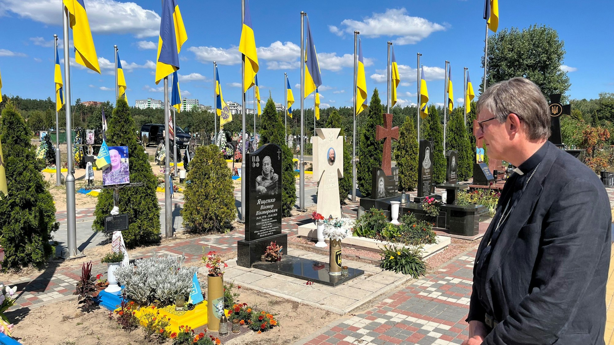 Der Kölner Kardinal Rainer Maria Woelki besucht einen Friedhof in Irpin. Bei einem mehrtägigen Aufenthalt in der Ukraine trifft Kardinal Woelki sich unter anderem mit Vertretern von Hilfsprojekten.