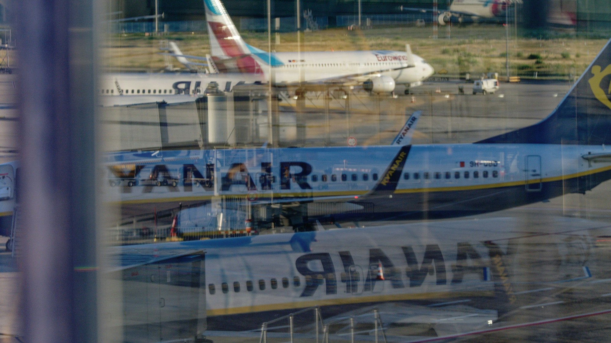 Maschinen der Fluggesellschaften Ryanair und Eurowings stehen auf dem Flughafen Köln/Bonn auf dem Rollfeld.