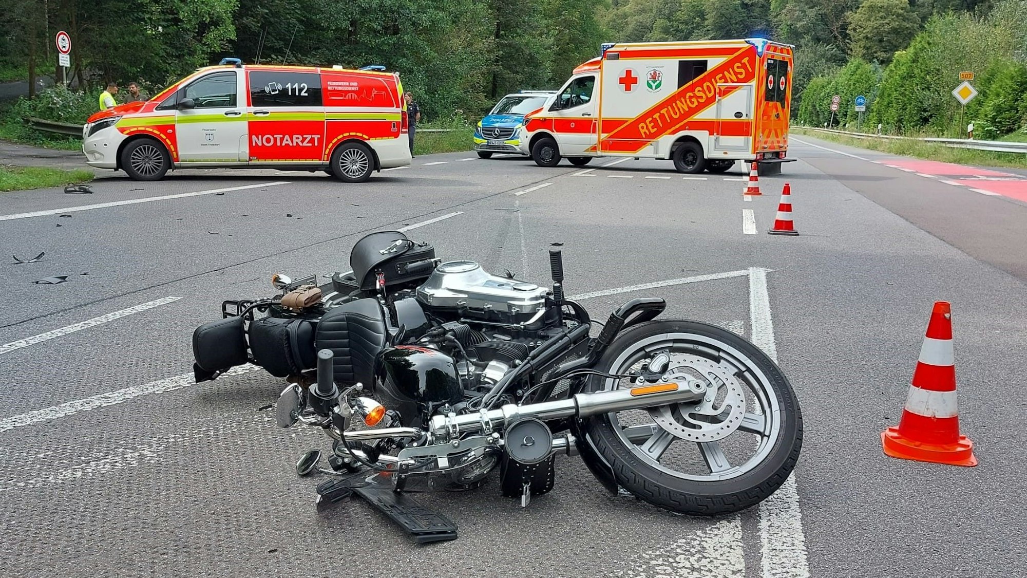 Ein 64 Jahre alter Motorrradfahrer aus Köln wurde bei einem Zusammenstoß mit einem Pkw auf der B507 in Lohmar verletzt.
