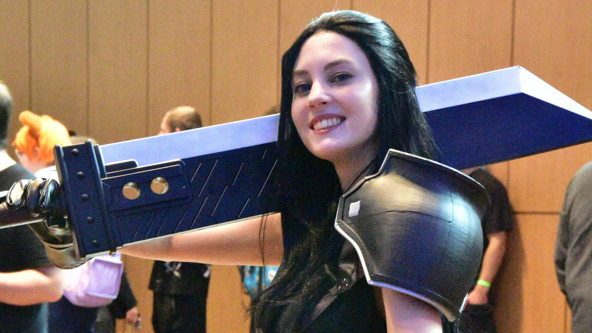 Eine Besucherin als Zack Fair aus dem Videospiel „Final Fantasy 7“.