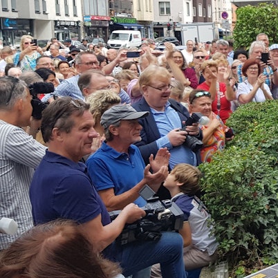 Da ist er wieder: Die Skulptur von Hans Süper ist am Sonntag vor etwa 300 Besucherinnen und Besuchern auf der Berrenrather Straße in Sülz enthüllt worden.