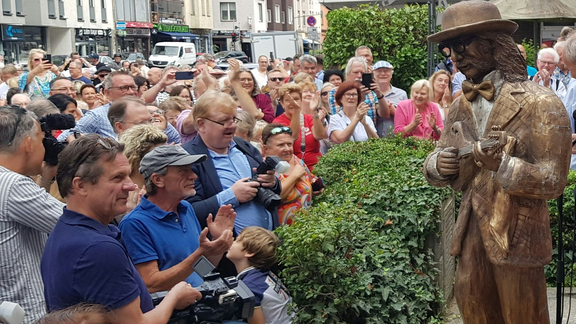 Da ist er wieder: Die Skulptur von Hans Süper ist am Sonntag vor etwa 300 Besucherinnen und Besuchern auf der Berrenrather Straße in Sülz enthüllt worden.