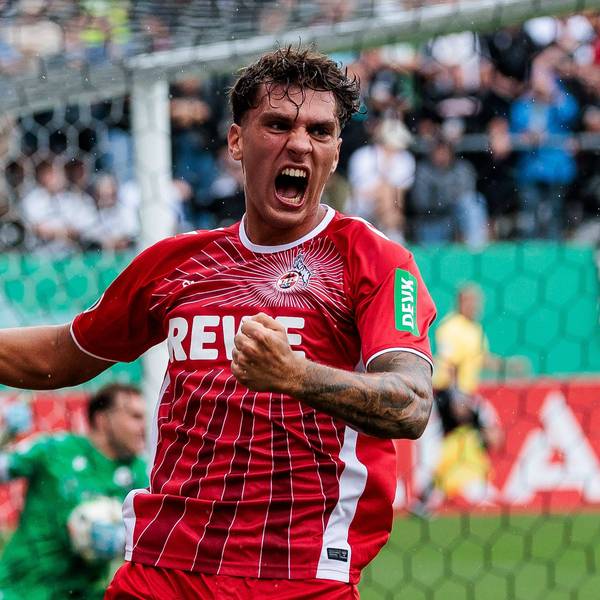 Tor-Premiere als Profi: FC-Innenverteidiger Julian Pauli bejubelt seinen Kopfballtreffer zum 1:0.