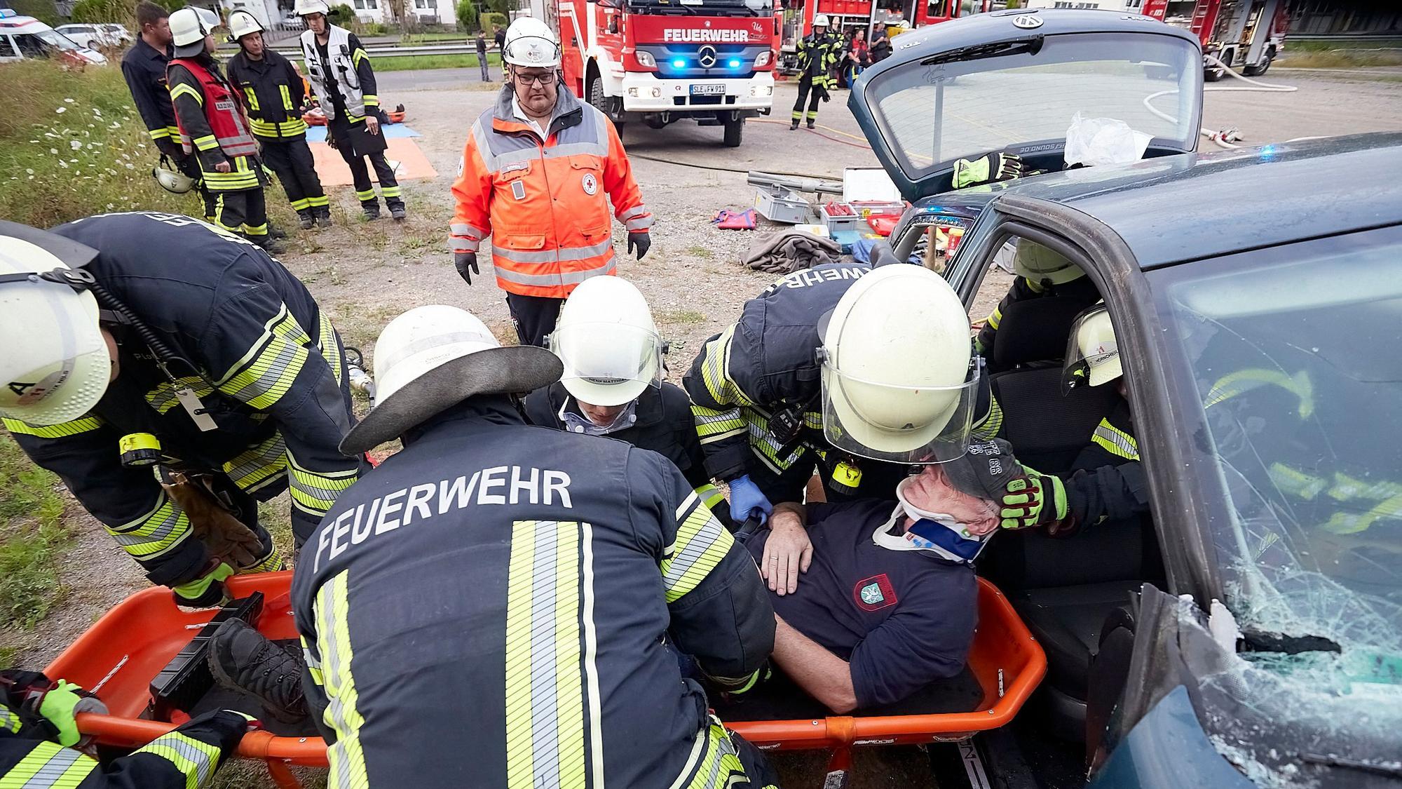 Feuerwehrleute haben bei einer Übung den Darsteller eines Verletzten aus einem verunfallten Fahrzeug gerettet.
