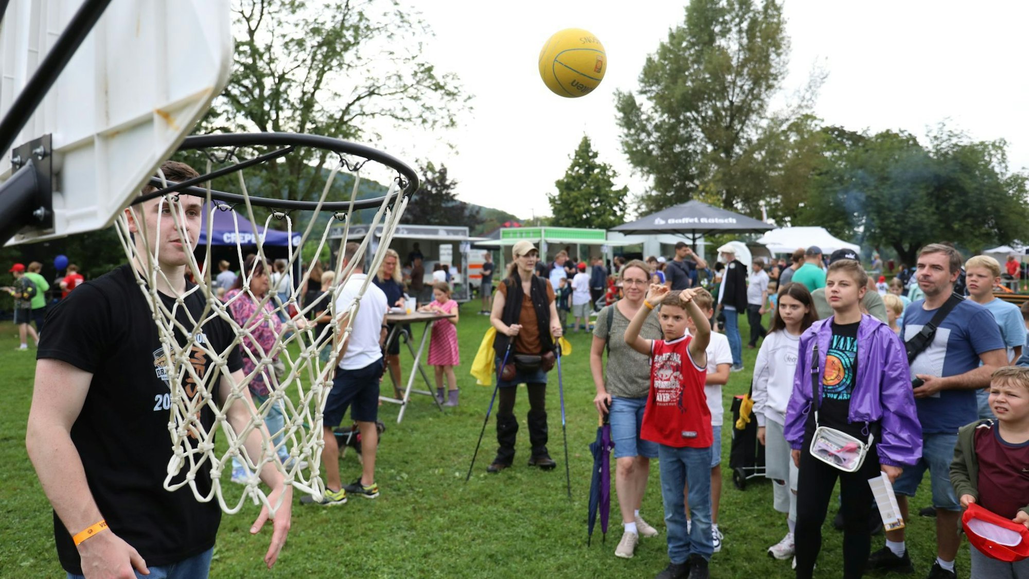 Das Familienfest auf der Insel Grafenwerth fand noch statt, Jugendliche spielten Basketball.