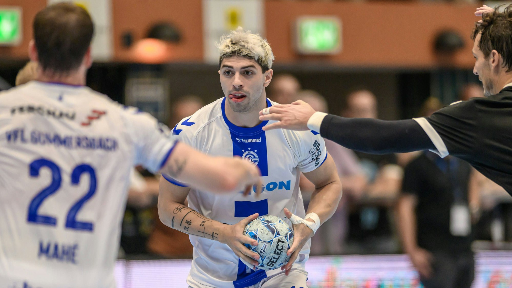 Giorgi Tskhovrebadze bereitet mit dem Ball in beiden Händen einen Angriff vor.